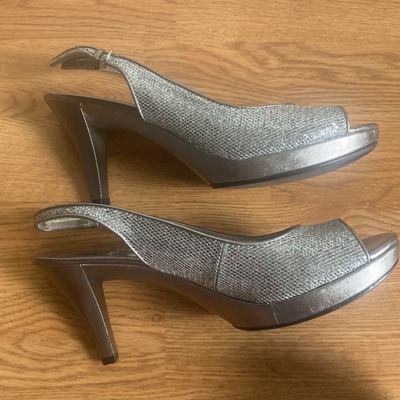 Silver Nine West Platform Slingbacks 6 1/2 M - Picture 3 of 5